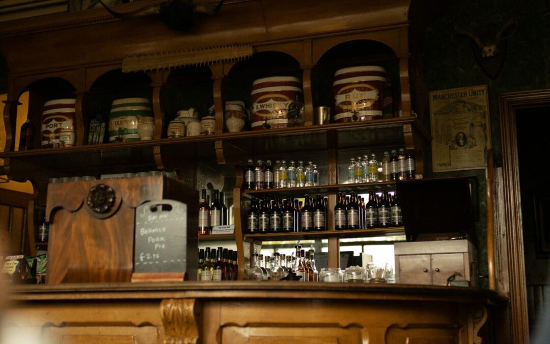 Exploring the City Nightlife: Organizing Your Own Unique Bar Crawls in Chicago